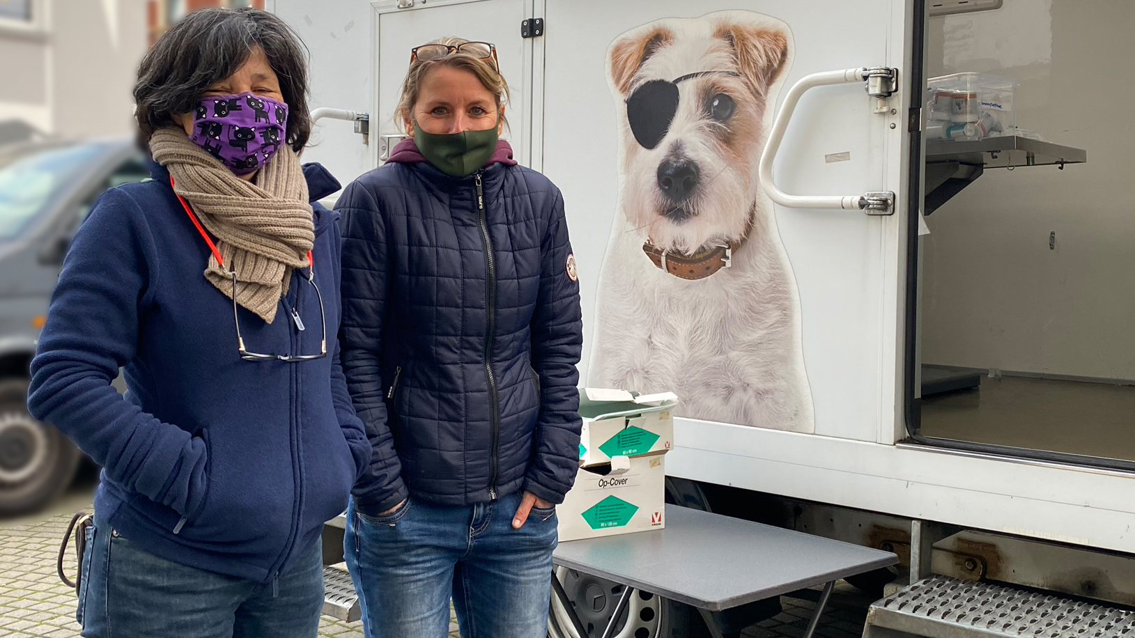 Foto der Tierärztinnen Katja Beyer und Nic Ziegler vor dem Underdog-Bus
