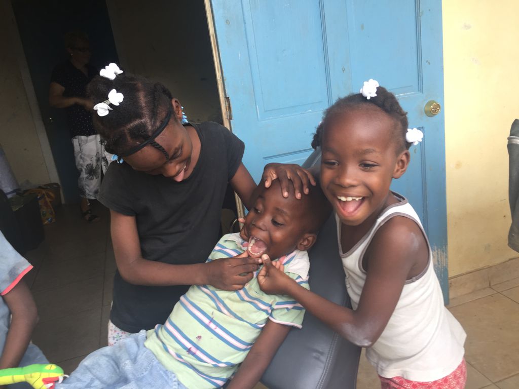 Kinder freuen sich ueber saubere Zaehne