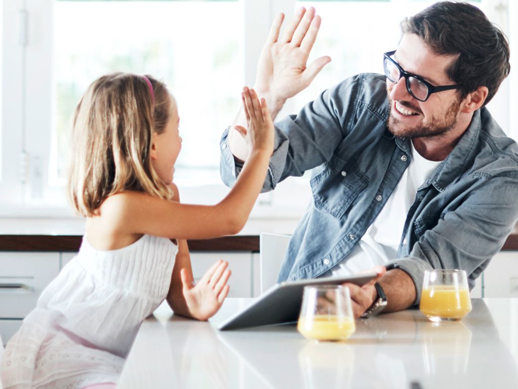 Tochter und Vater geben sich high-five