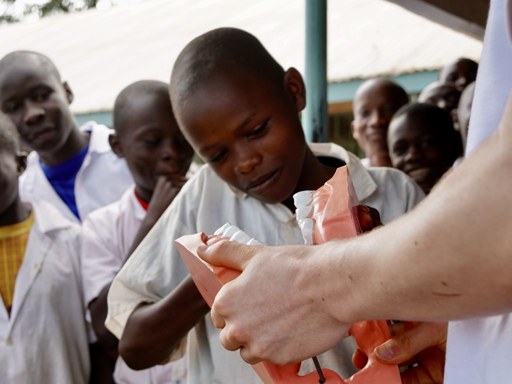 Verein Dentists for Africa: Kinder putzen ein Gebiss