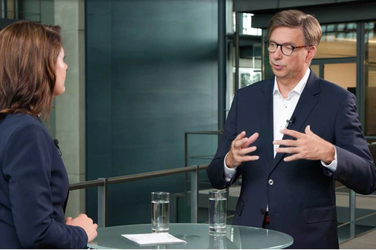 Foto Sarah Schalück im Gespräch mit Reinhard Pfingsten