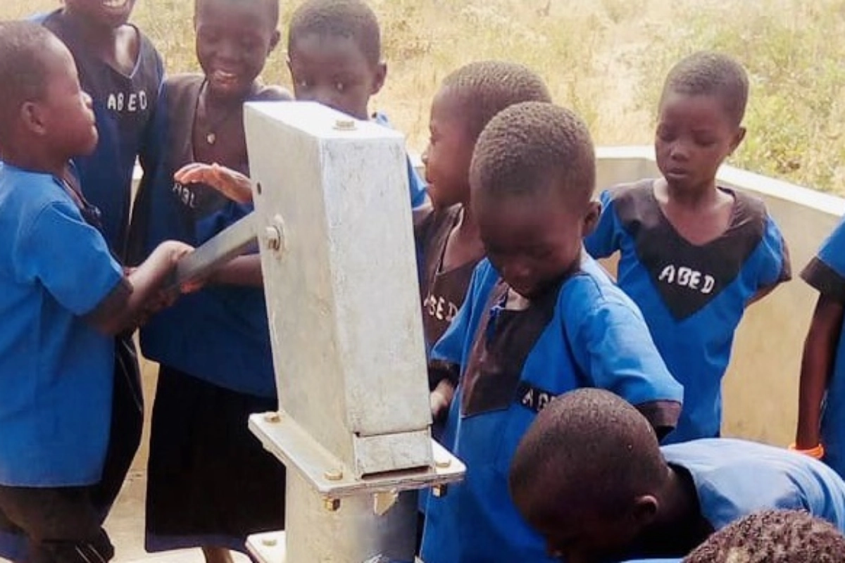 Foerderung der apoBank-Stiftung: Kinder freuen sich ueber einen neuen Brunnen