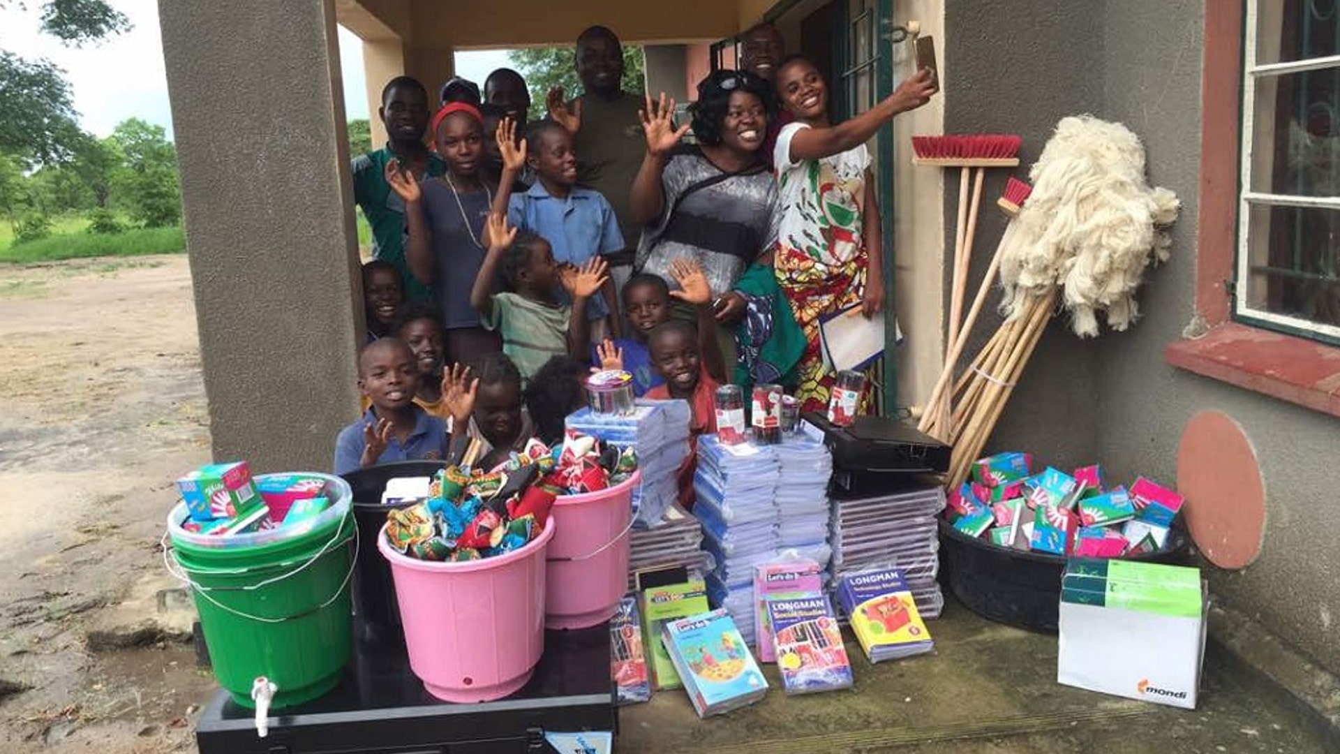 apoBank-Stiftung unterstuetzt Schule in Sambia mit Material
