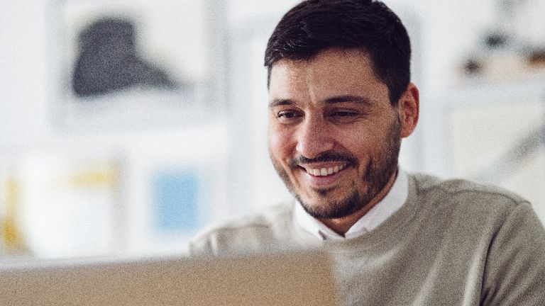apoKomfort Depot Mann blickt auf sein Notebook
