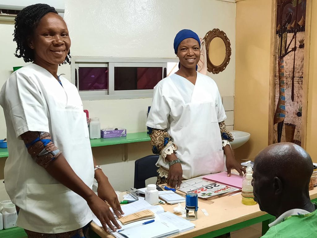 apoBank-Stiftung: Frauen arbeiten als Krankenschwester