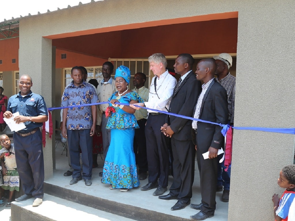 apoBank-Stiftung: Die Mwandakwisano School eroeffnet die neue Schule