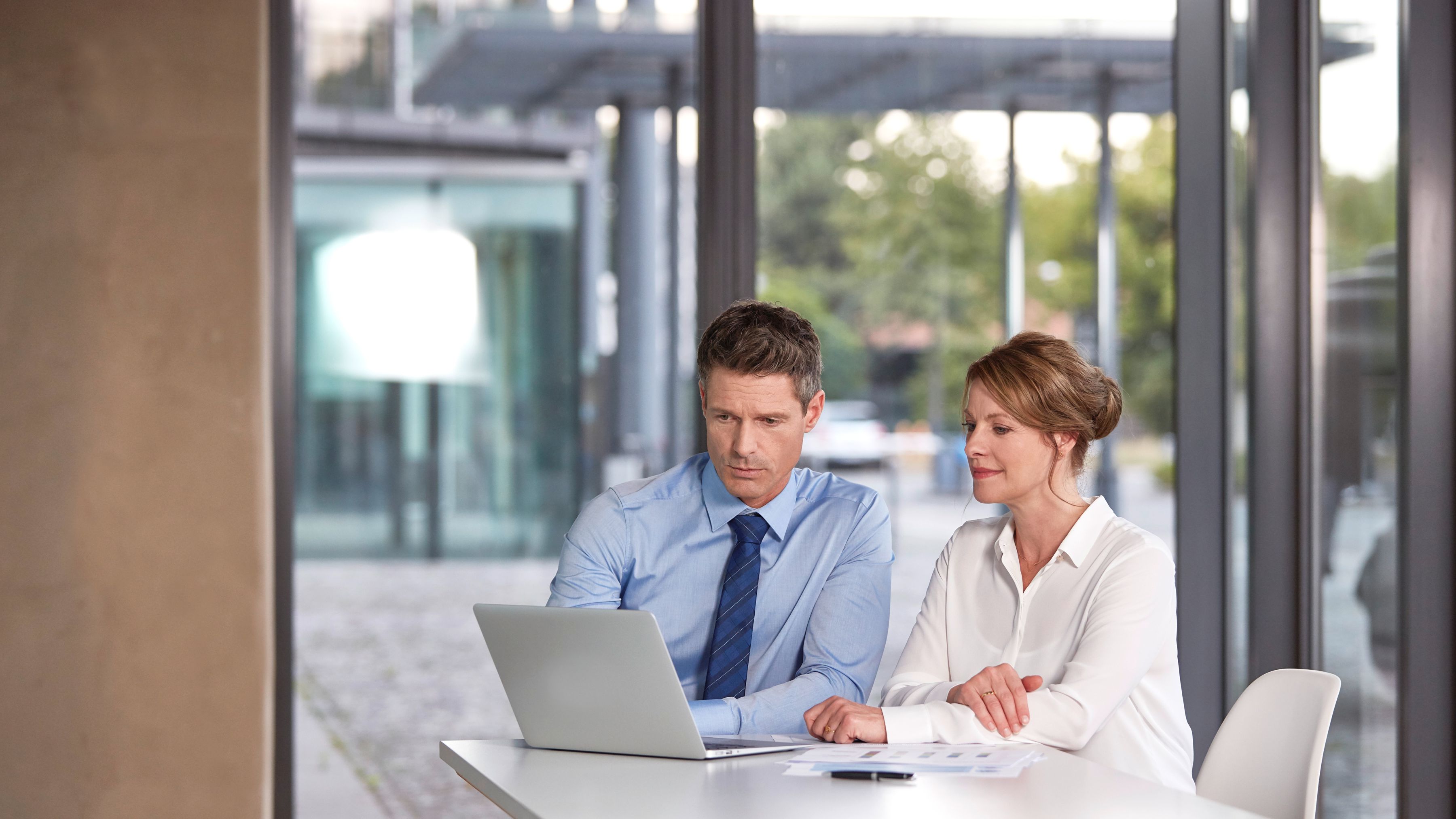 firmenkunden anlageberatung mann frau laptop