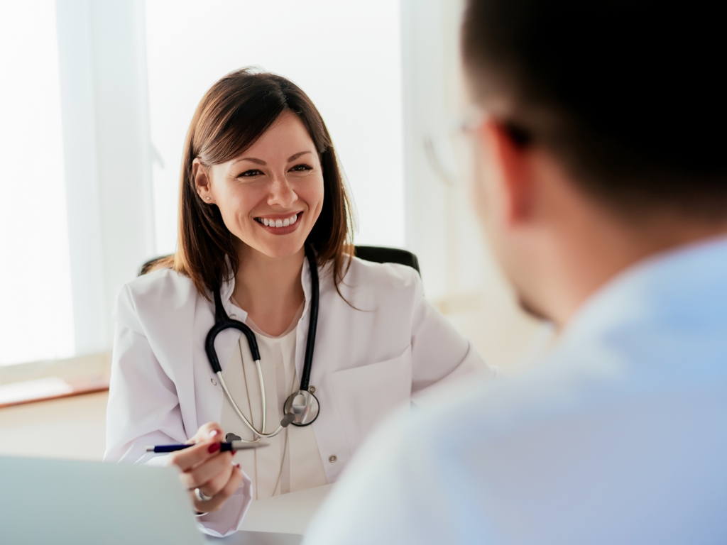 praxiskonto-apobank-aerztin-patient-gespraech Zum Praxiskonto der apoBank
