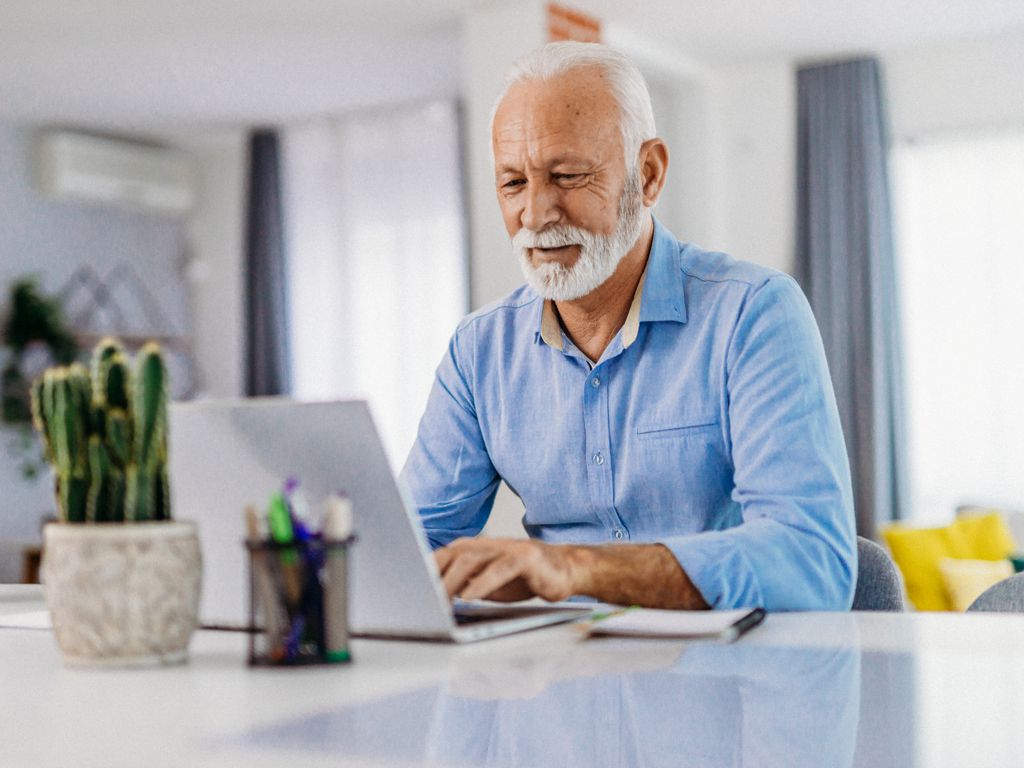 Herr am Laptop bei der Recherche und Infosuche