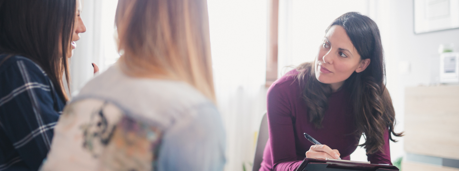 Psychologin in Gesprächstherapie mit zwei Patientinnen