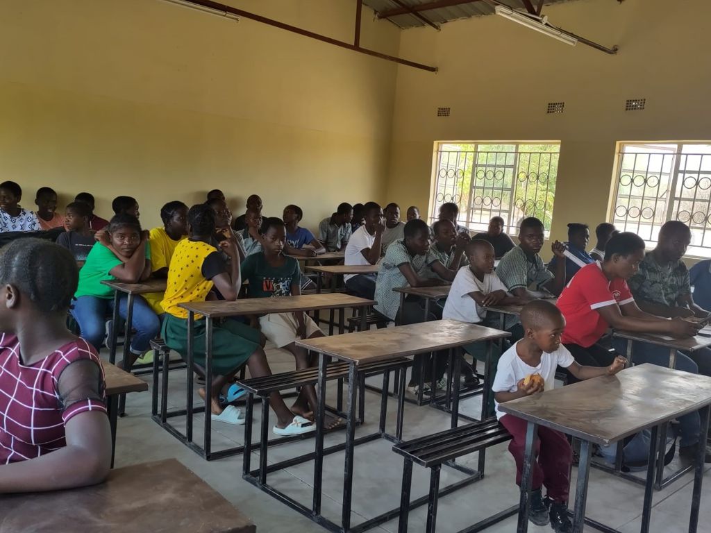 apoBank-Stiftung foerdert den Schulbau in Sambia Schueler in der Schule in Sambia