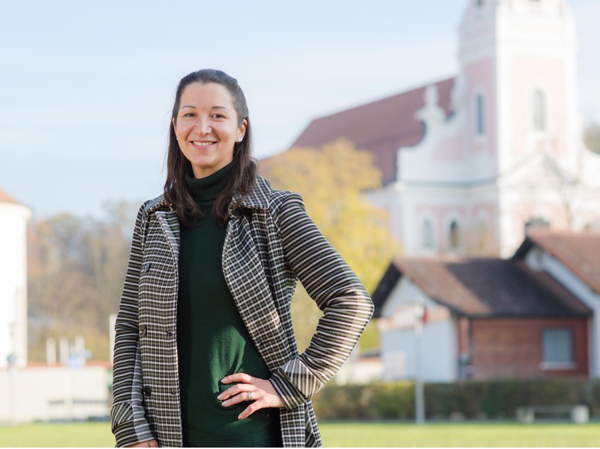 Foto: Frau vor Gebäuden