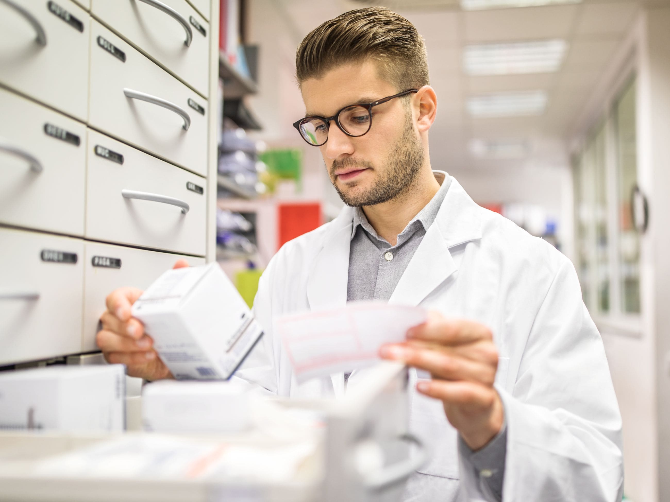 Apotheker mit Medikament und Rezept Apotheker mit Medikament und Rezept
