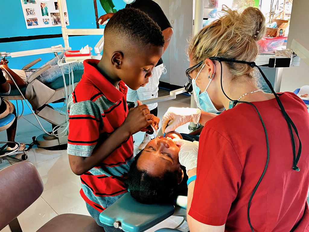 Junge unterstuetzt bei der Zahnuntersuchung
