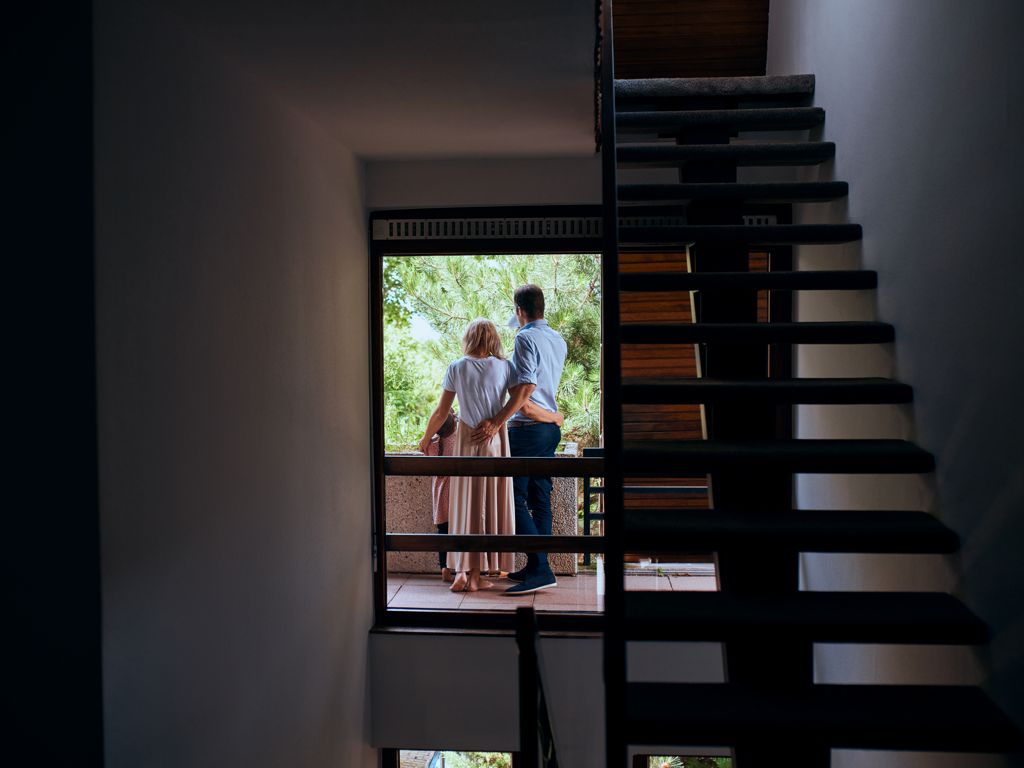 Dr. Tobias Mett mit Ehefrau und Kind auf dem Balkon