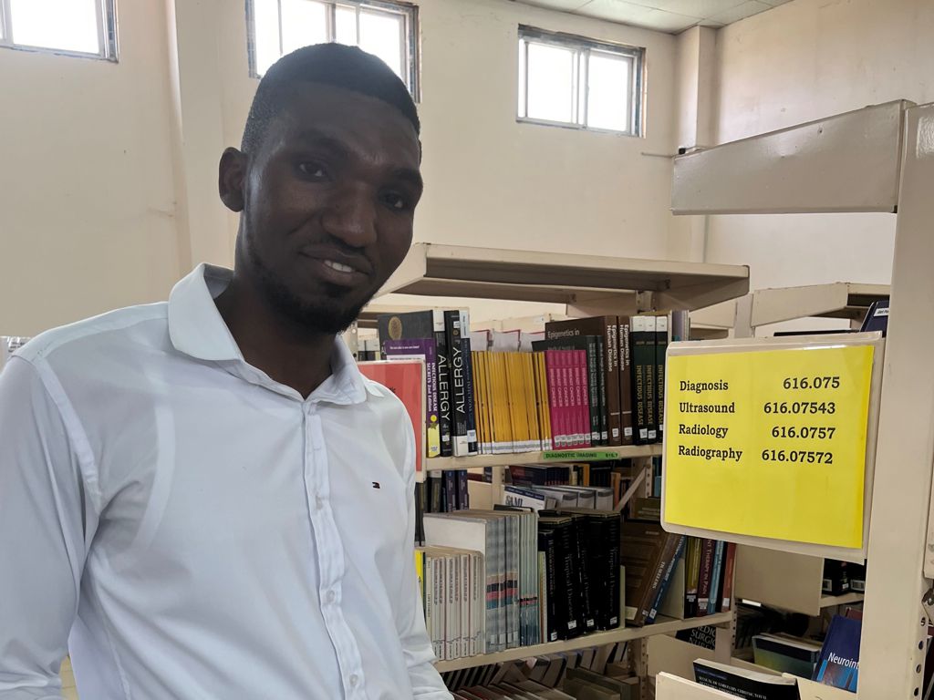 apoBank-Sitftung unterstützt einen Stipendiaten in Sambia Fotografie von unserem Stipendiaten Alick in der Bibliothek