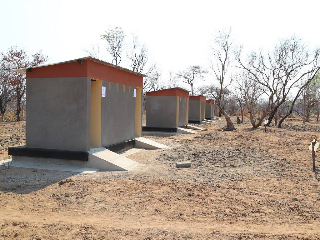 apoBank-Stiftung: Communtiy School erhaelt Toilettenanlagen