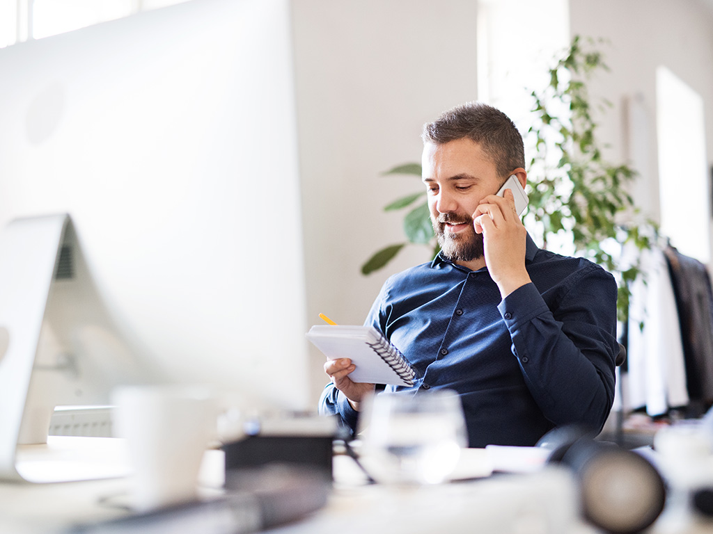 Telefobanking - Mann mit Handy