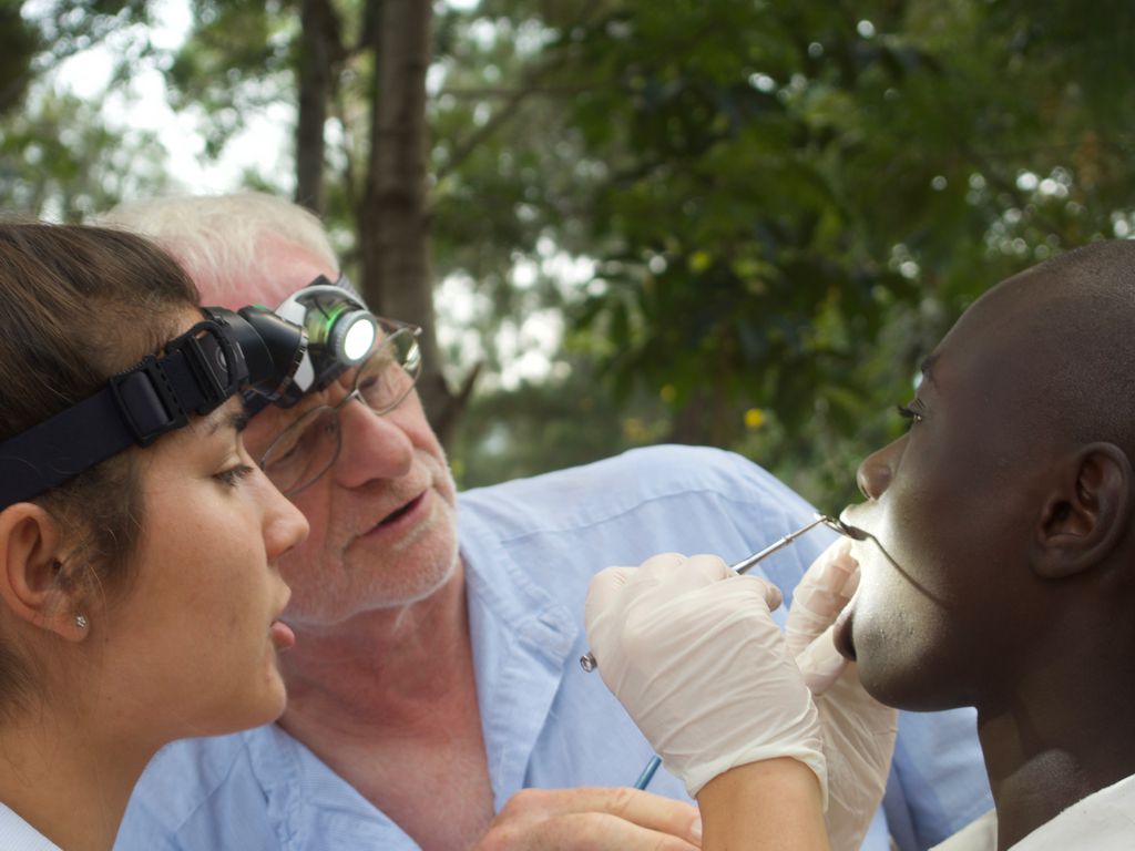Verein Dentists for Africa: Helfer pruefen Zahngesundheit der Kinder