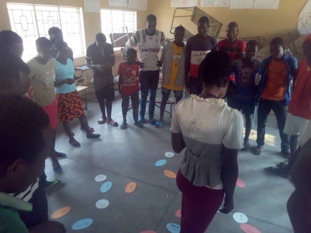 apoBank-Sitftung: Aufklaerung und Workshops an der Schule in Sambia