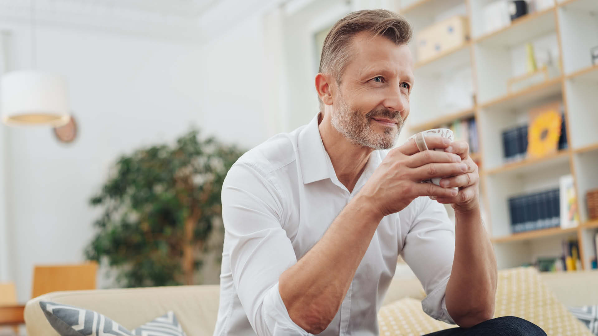 Ein Mann trinkt entspannt einen Kaffee