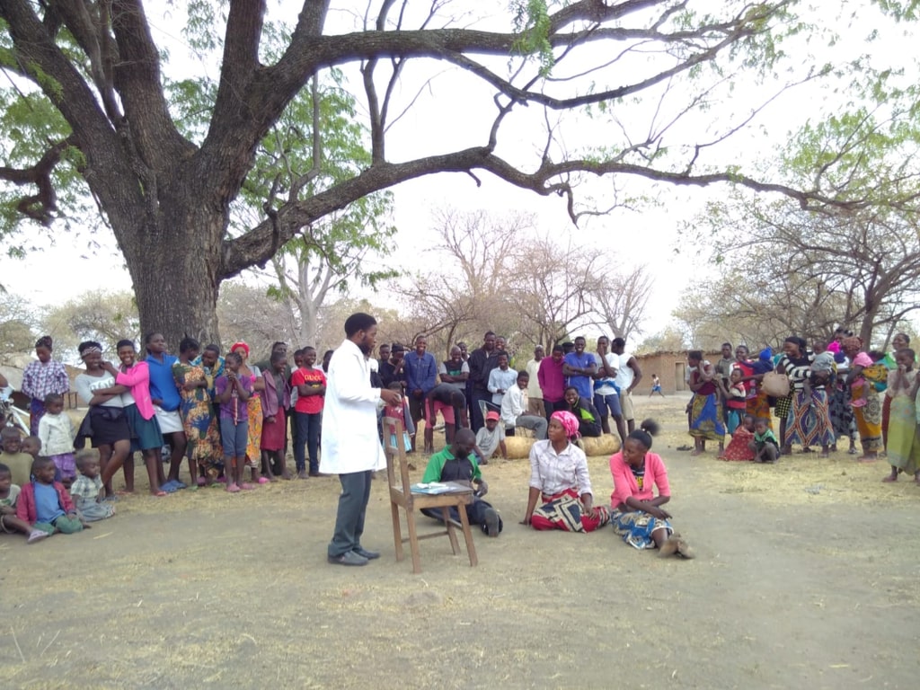 projekt sambia mwandakwisano school menschen schauen theaterperformance zu
