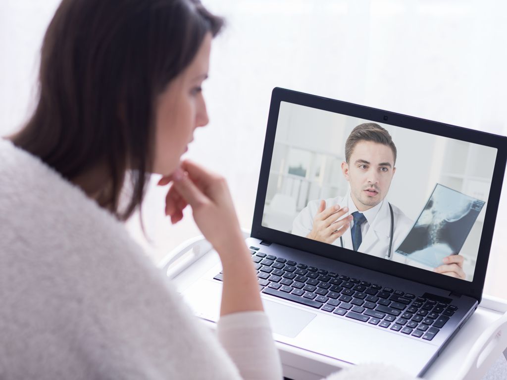 video-sprechstunde frau vor dem laptop