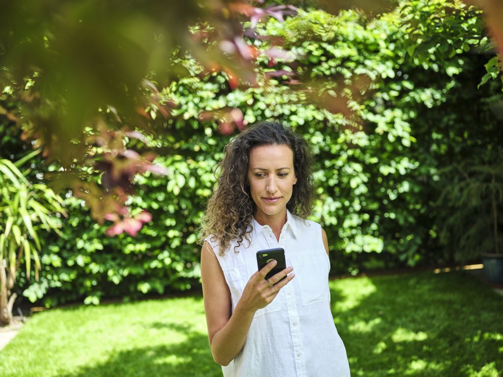 Frau liest CSR-Bericht auf dem Smartphone