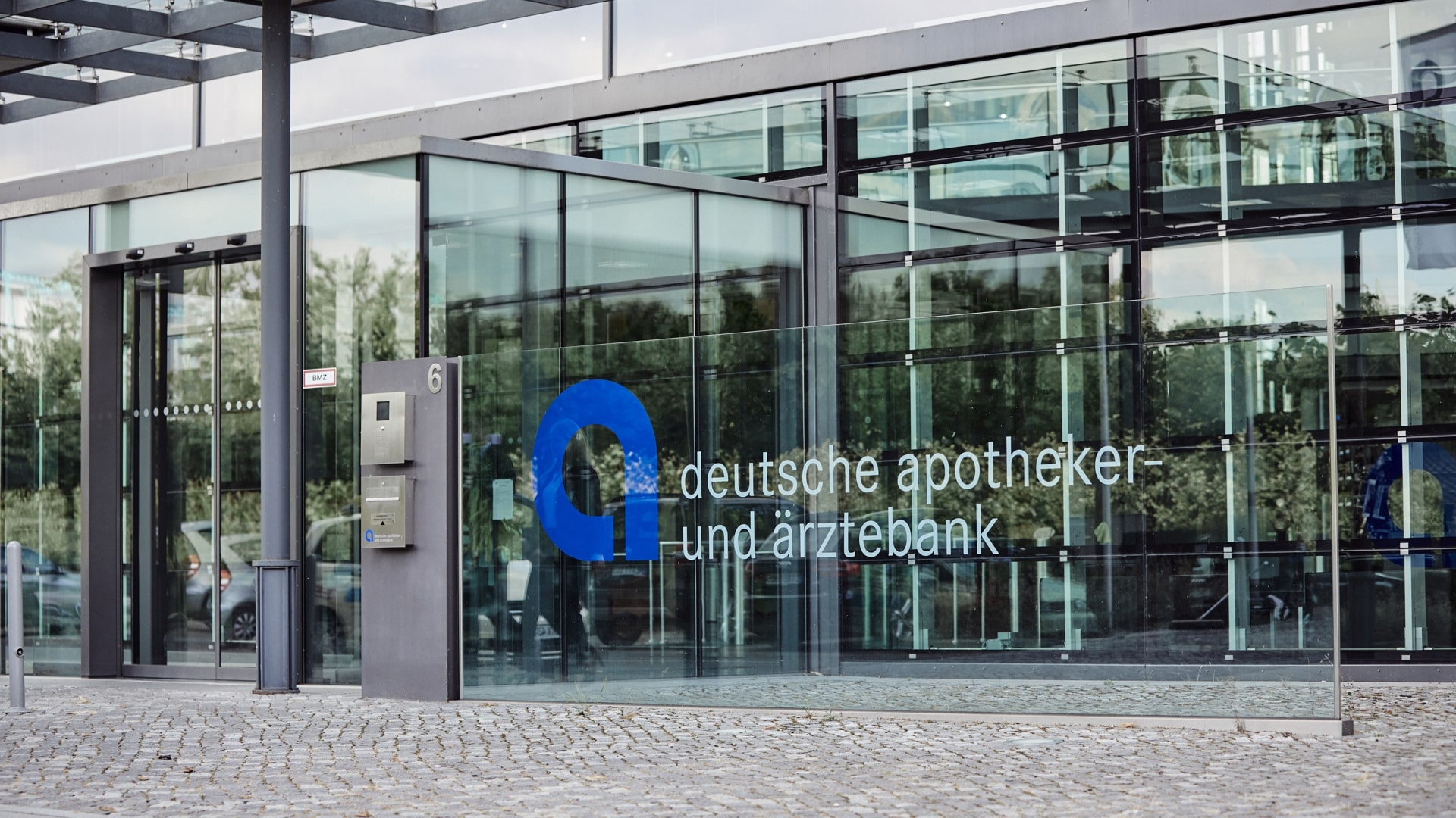 apobank zentrale eingang mit logo apobank zentrale eingang mit logo