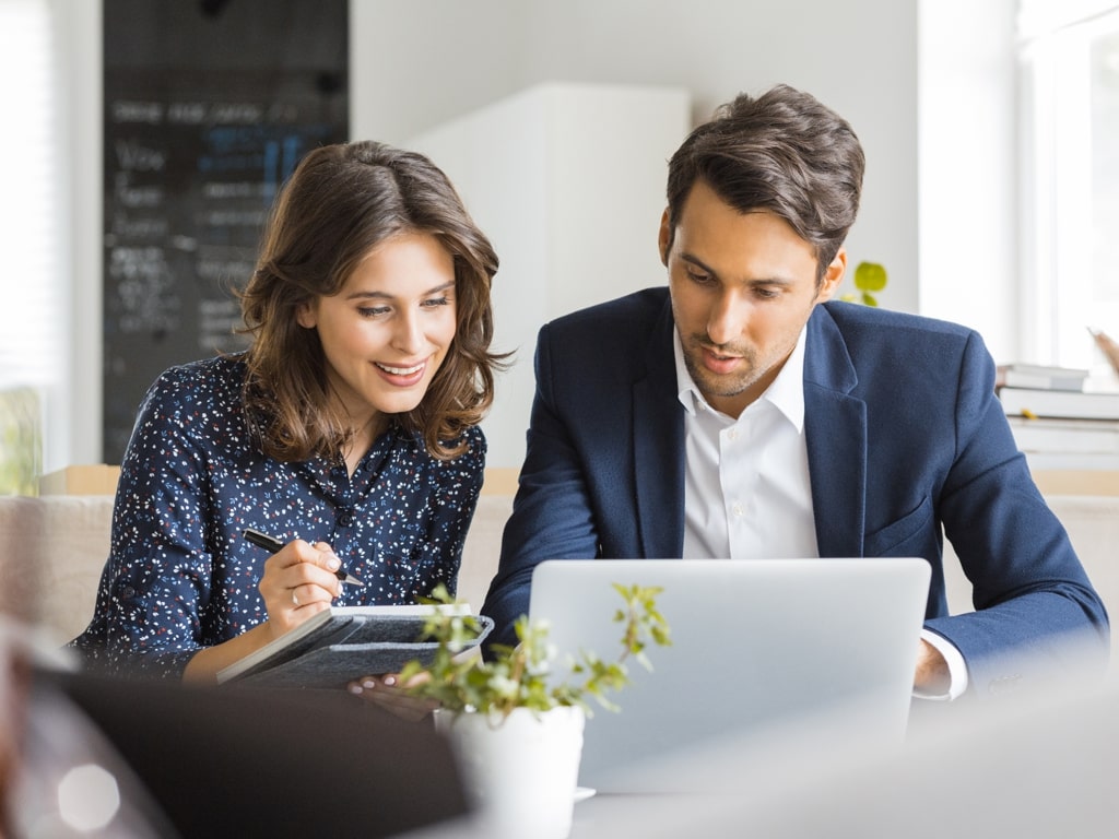 Mann und Frau vor dem Laptop