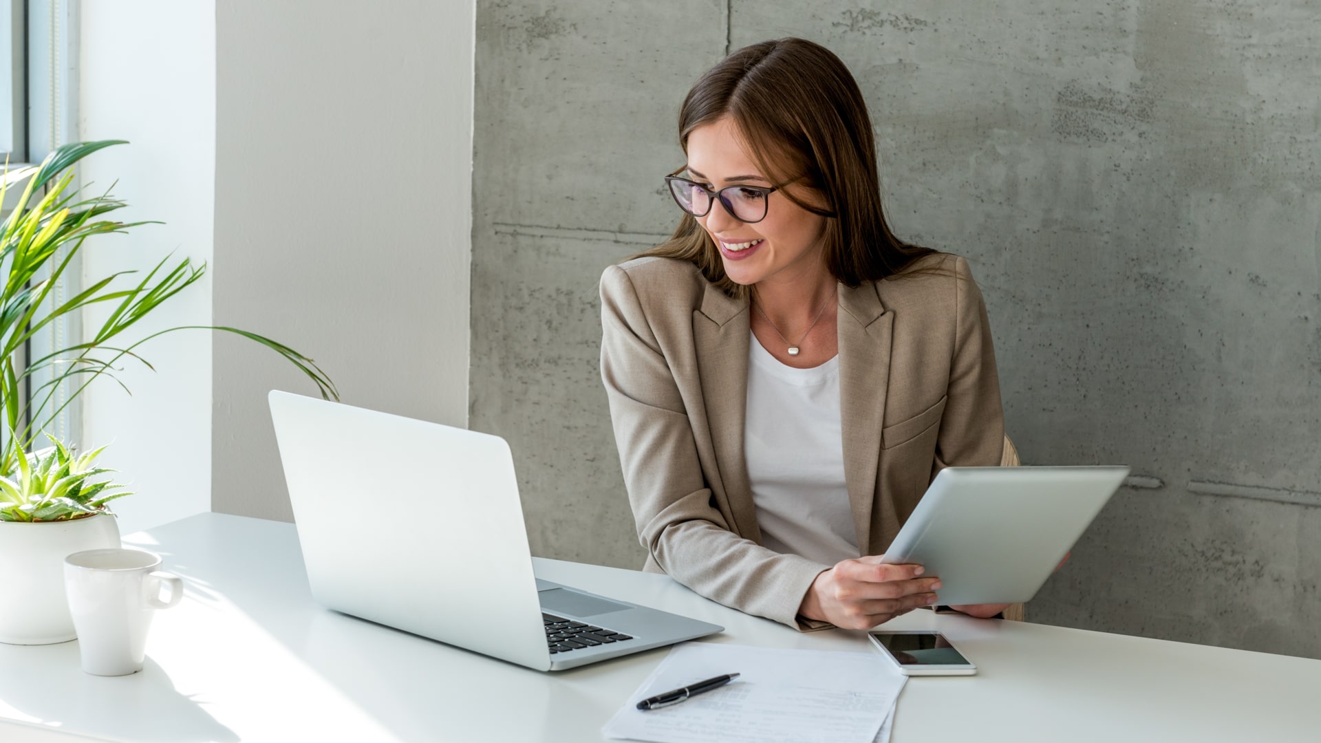 business banking geno cash bankkauffrau am laptop