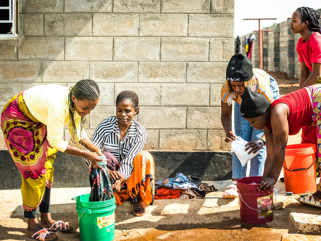 Junge Frauen bei der Wascharbeit