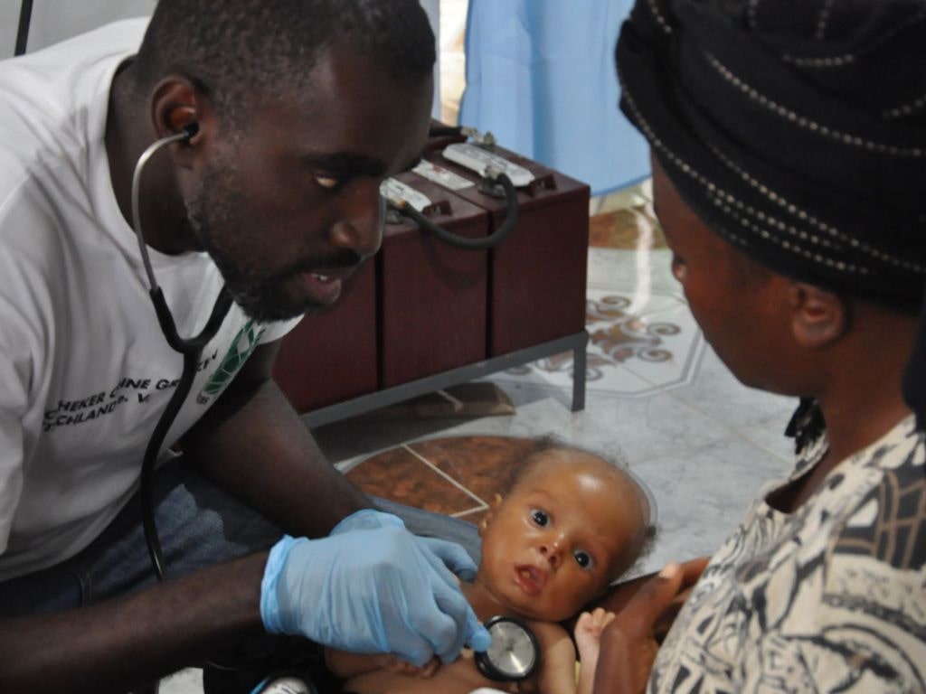 apotheker ohne grenzen haiti dr nicolas mit kleinem patienten