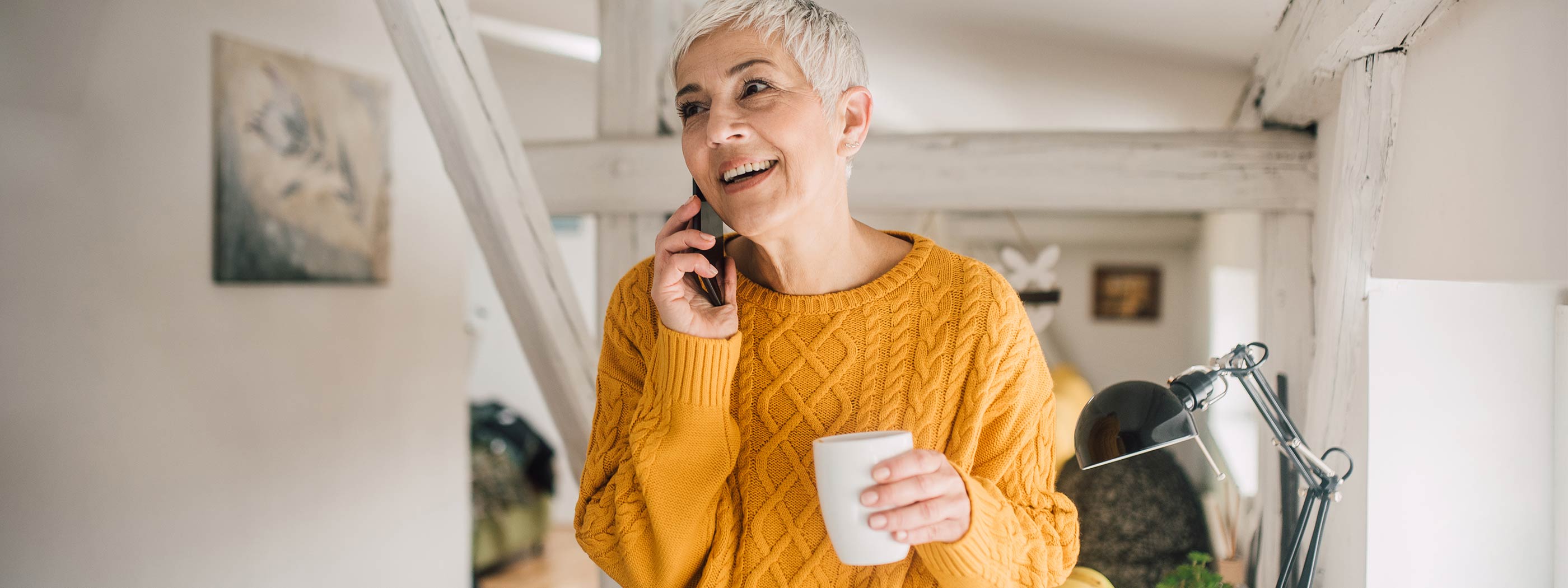 Telefon-Banking - Frau mit Smartphone