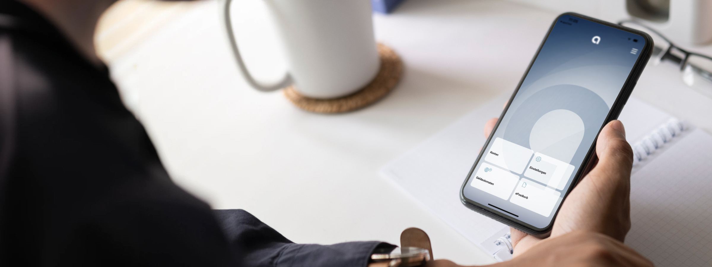 Person hält ein Handy mit der geöffneten apoBank App auf dem Display