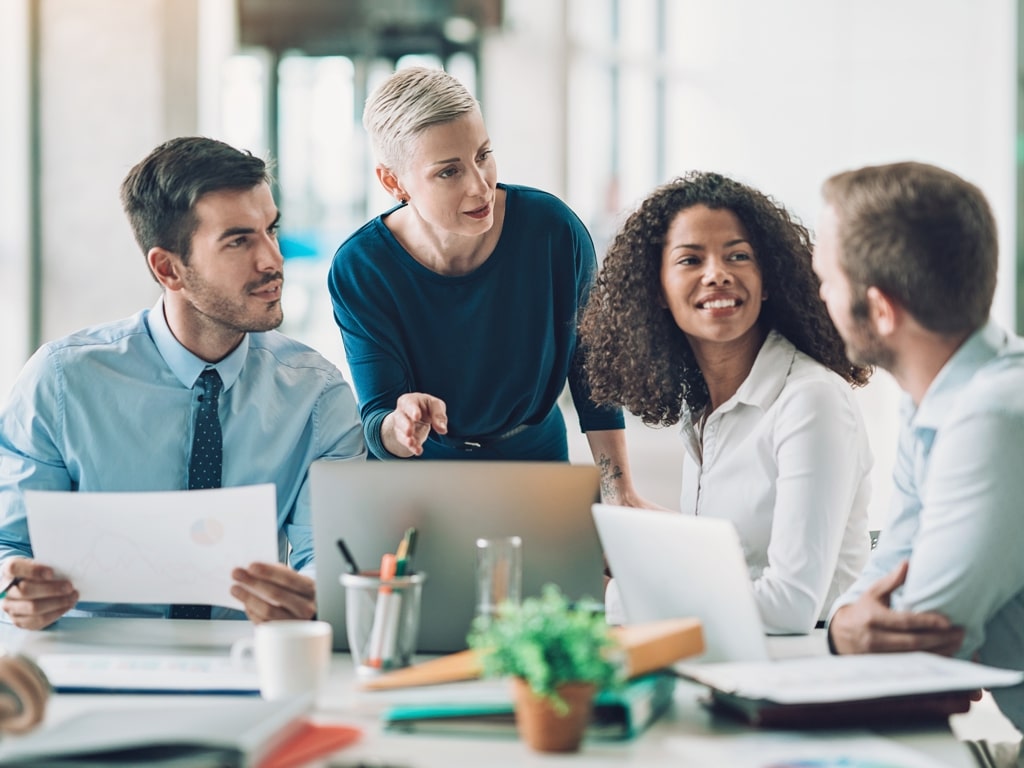 Menschen arbeiten gemeinsam