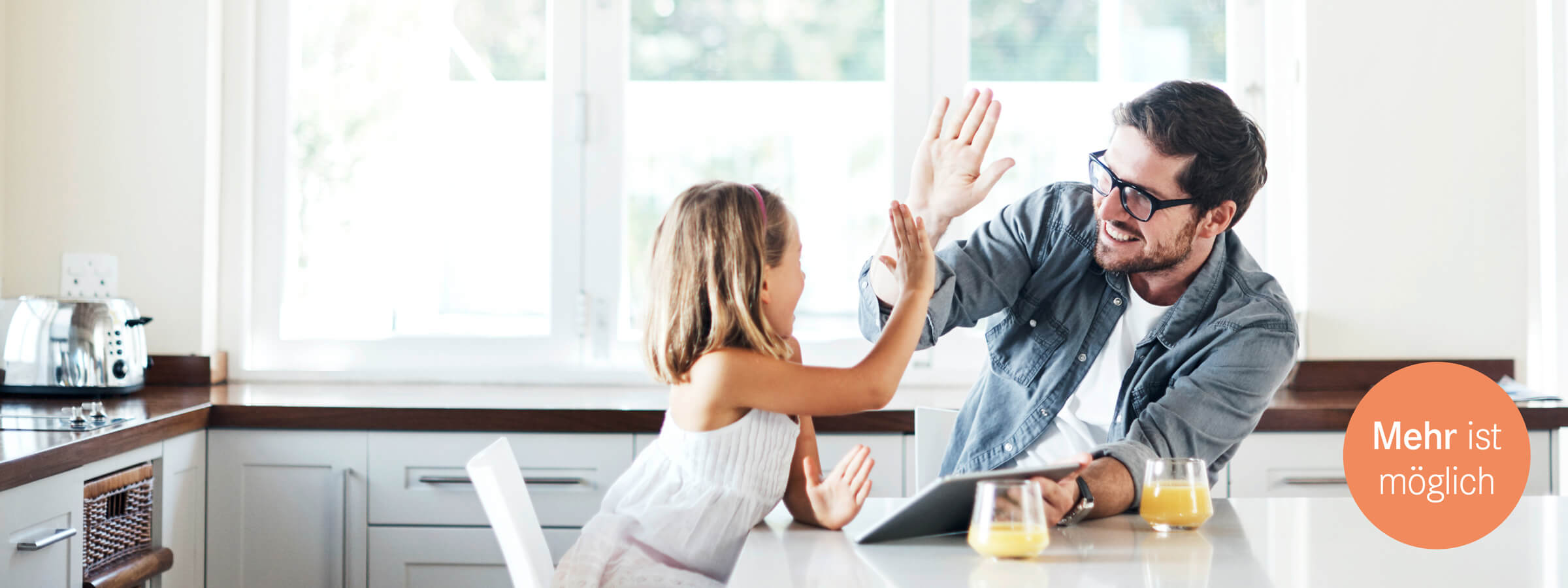 Vater und Tochter geben sich high-five