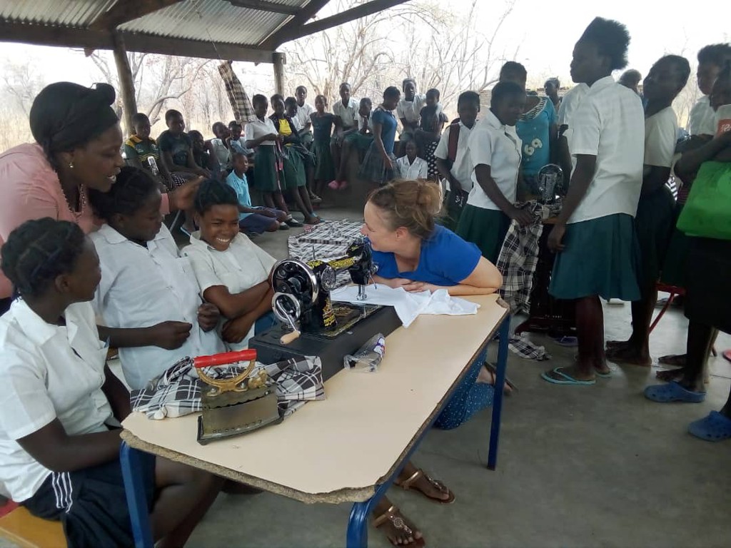 apoBank-Stiftung: Schuelerinnen lernen an Naehmaschinen