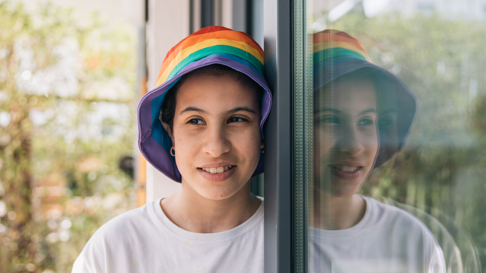 apoBank Nachhaltigkeit Vielfalt: Junges Mädchen mit Regenbogenfarben