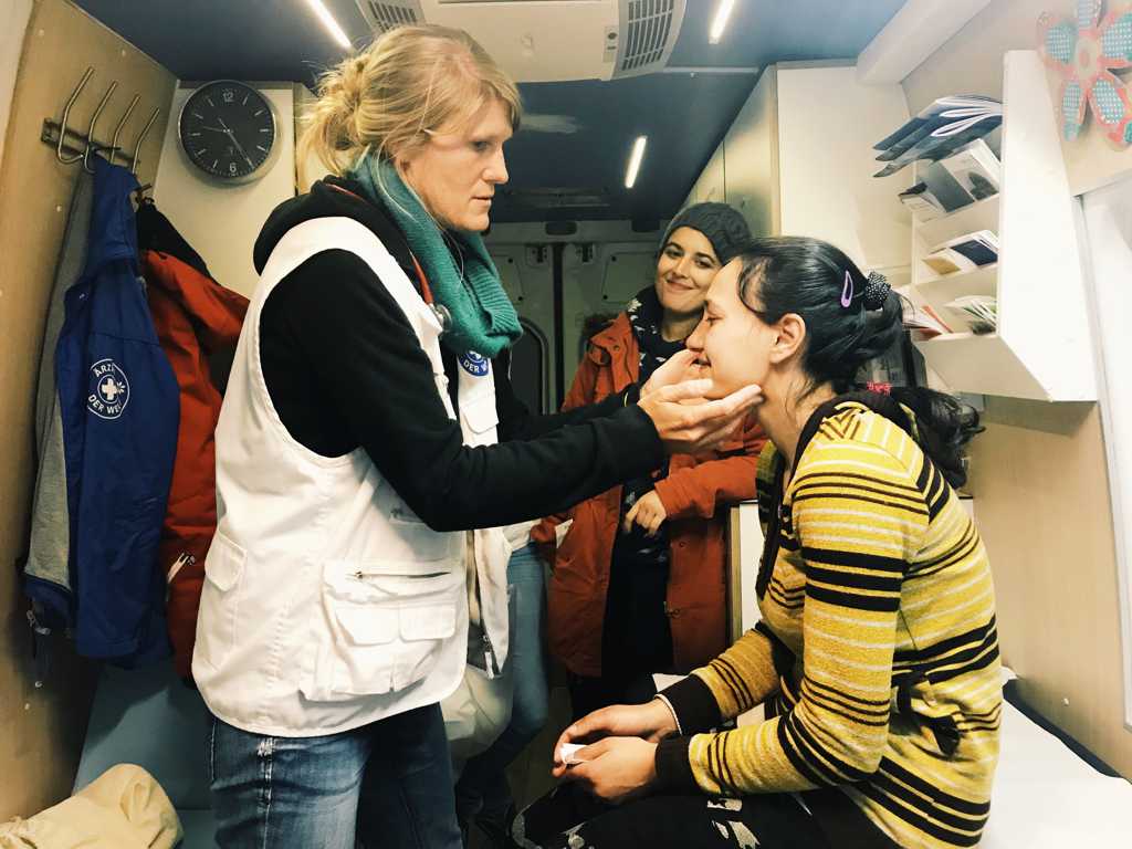apoBank-Stiftung: Aerzte der Welt - Patient wird im Bus behandelt