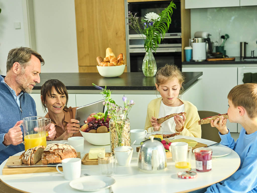 Familie am Frühstsückstisch