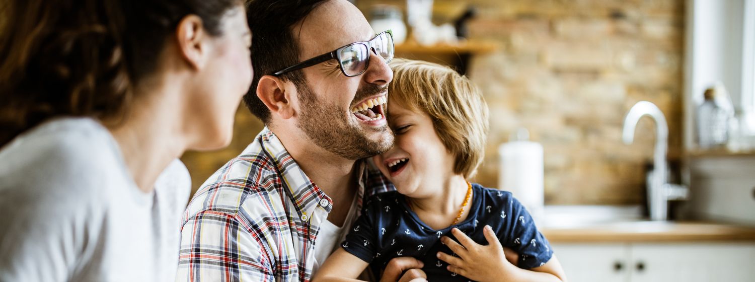 Familie am Frühstückstisch