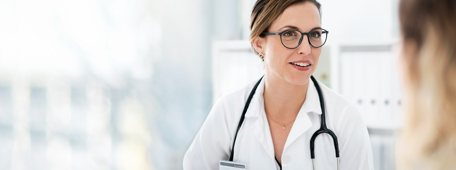 Ärztin im Patientengespräch Ärztin im Gespräch mit einem Patienten