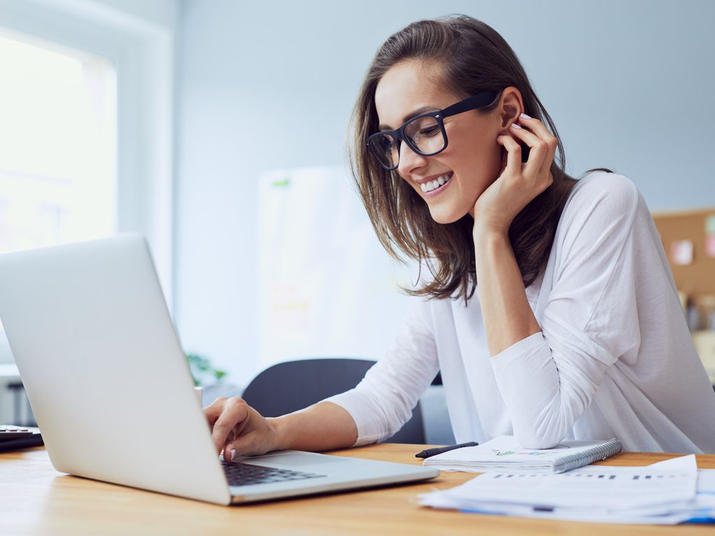 Aerztin recherchiert mit ihrem Laptop