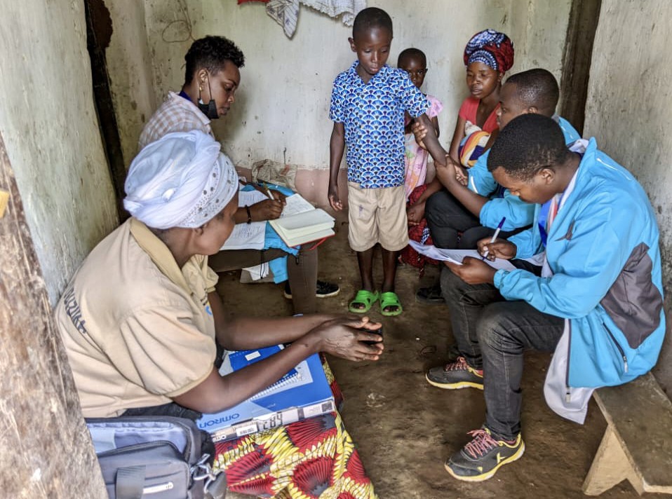 Mediziner kuemmern sich um die Kinder in Ruanda