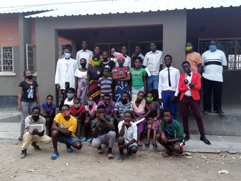 apoBank-Stiftung: Schueler vor der Mwandakwisano School in Sambia