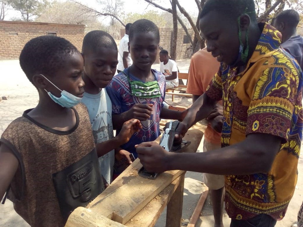 apoBank-Stiftung: Jungen erlernen Tischbau
