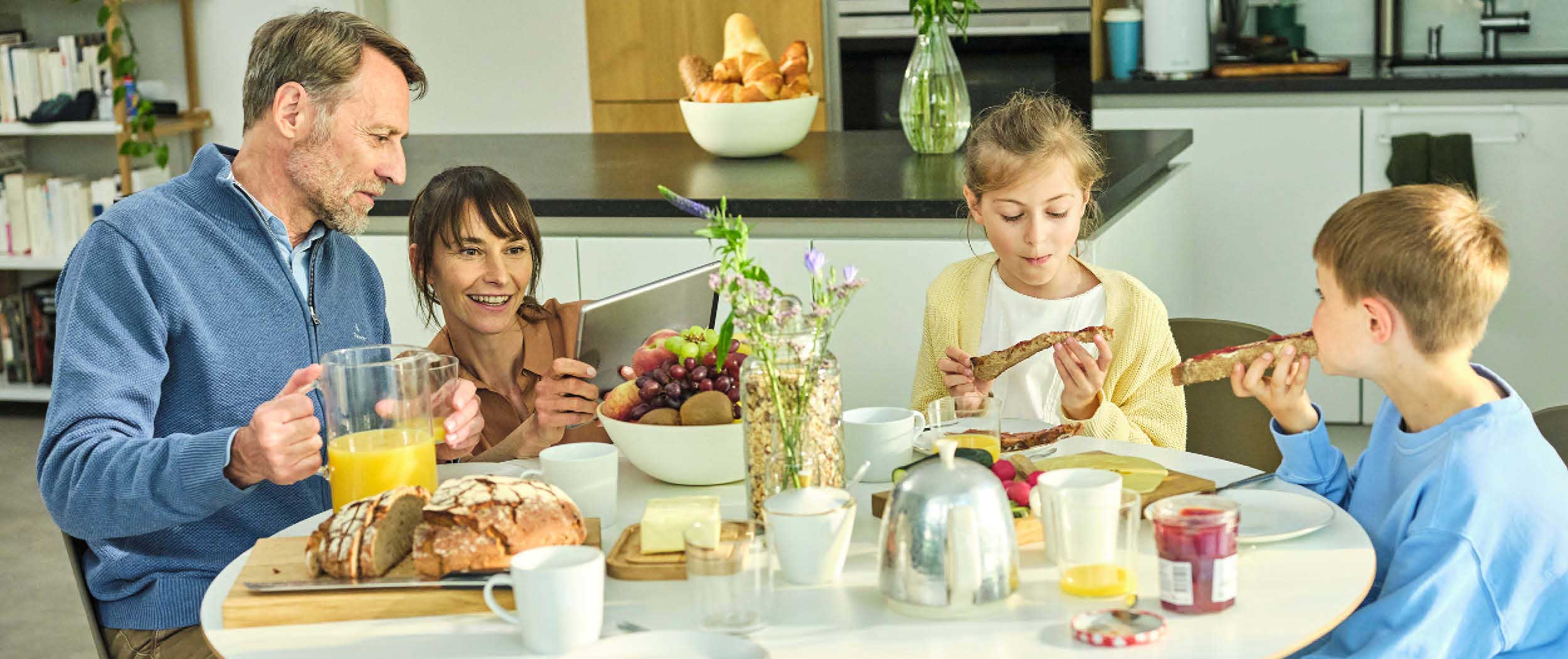 Familie beim Frühstück