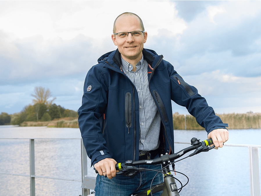 Foto: Mann auf dem Fahrrad in der Natur