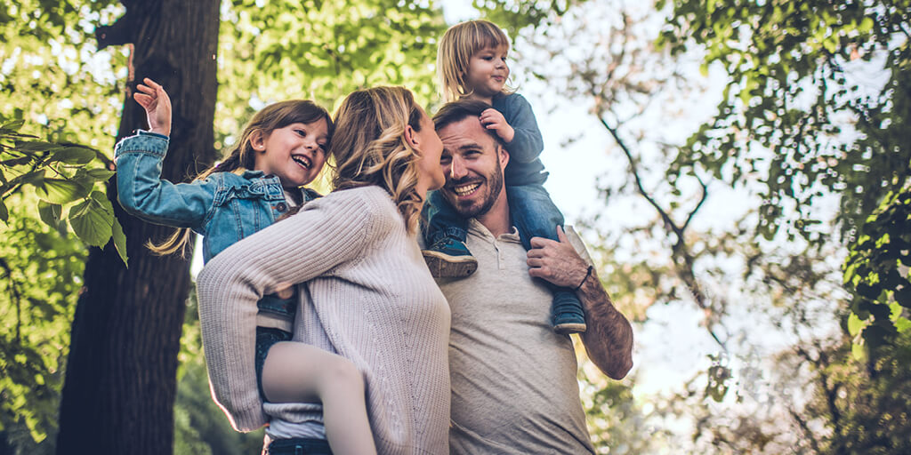 Familie mit zwei kleinen Kindern im Park